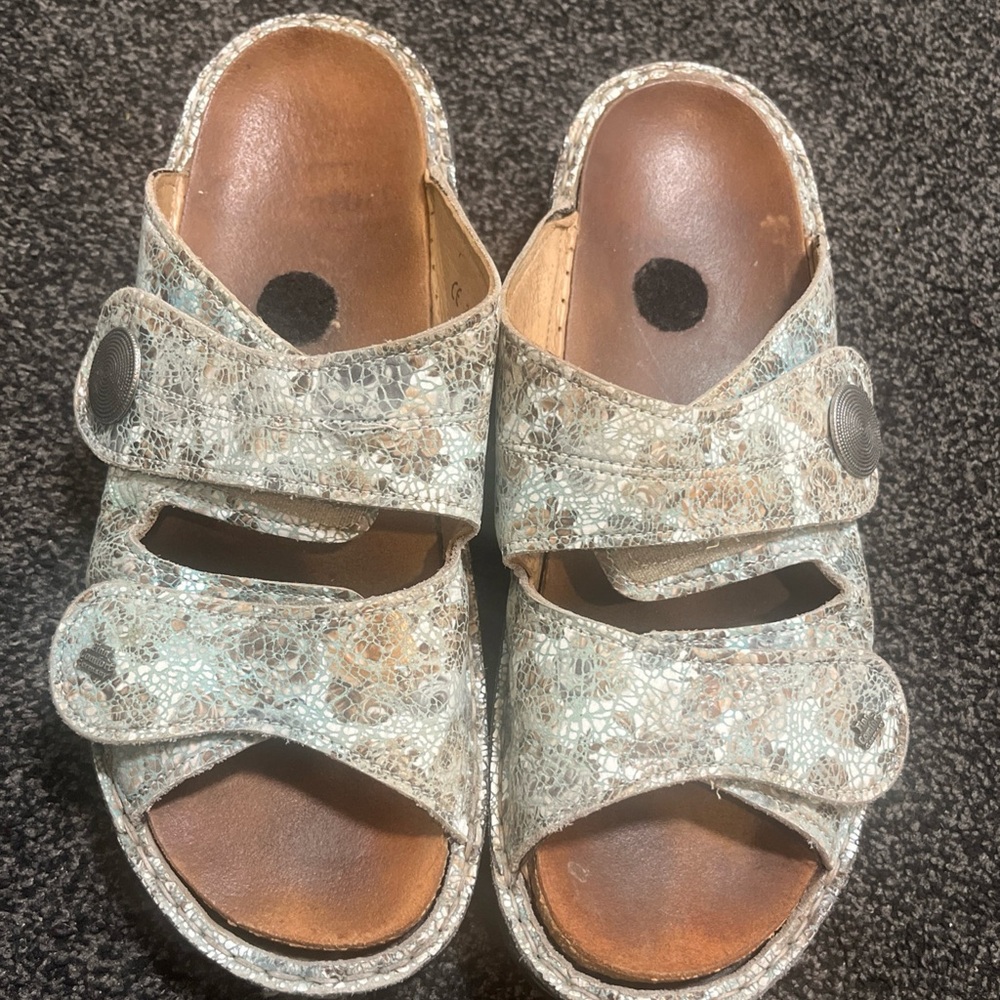 Finn Comfort Women's Sandals in Cream and Tan